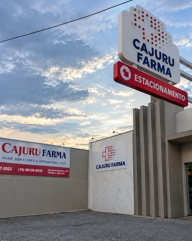 Fachada da Cajuru Farma com o letreiro, a placa de estacionamento e o logo na parede