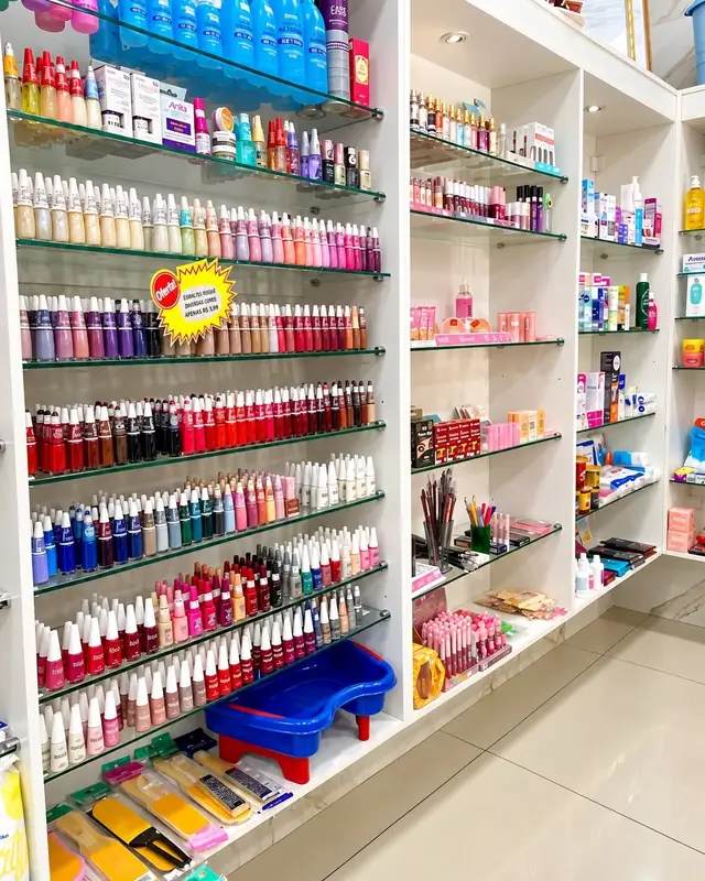 Paredes de esmaltes, maquiagem e algodão na Cajuru Farma