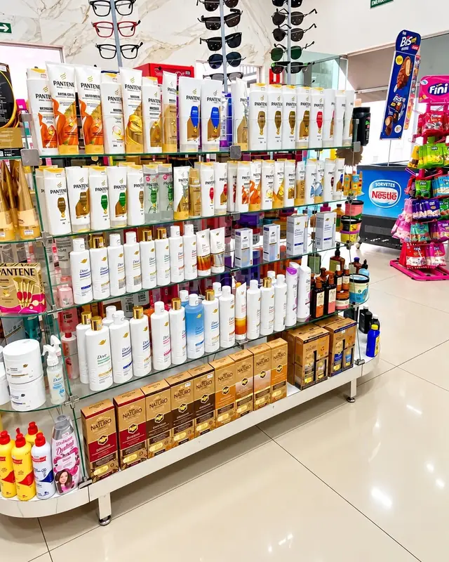 Gôndola de shampoos e condicionadores Pantene e Dove, com expositor de óculos